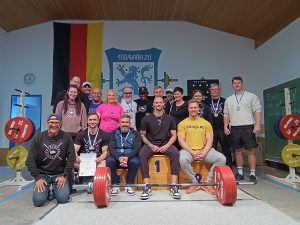 Mehr über den Artikel erfahren Bayerische Meisterschaft Kreuzheben – fest in Viecherschmiede-Hand